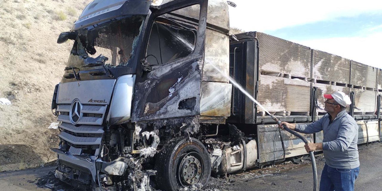 Seyir Halindeki Tır'da Çıkan Yangın Söndürüldü