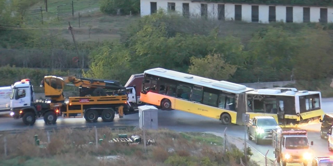 Başakşehir'de Devrilen İett Otobüsü Kaldırıldı