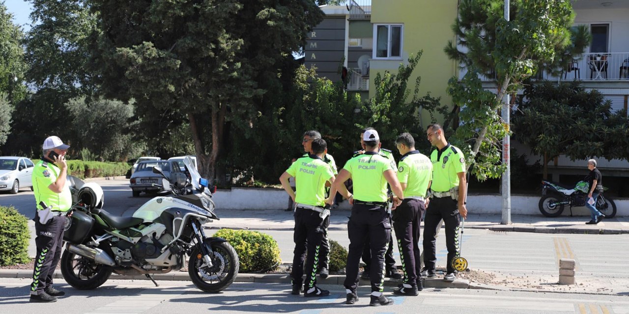 Kamyonetin 'yaya Geçidi'nde Çarptığı Kadın Öldü, Engelli 2 Kızı İle Görümcesi Yaralandı