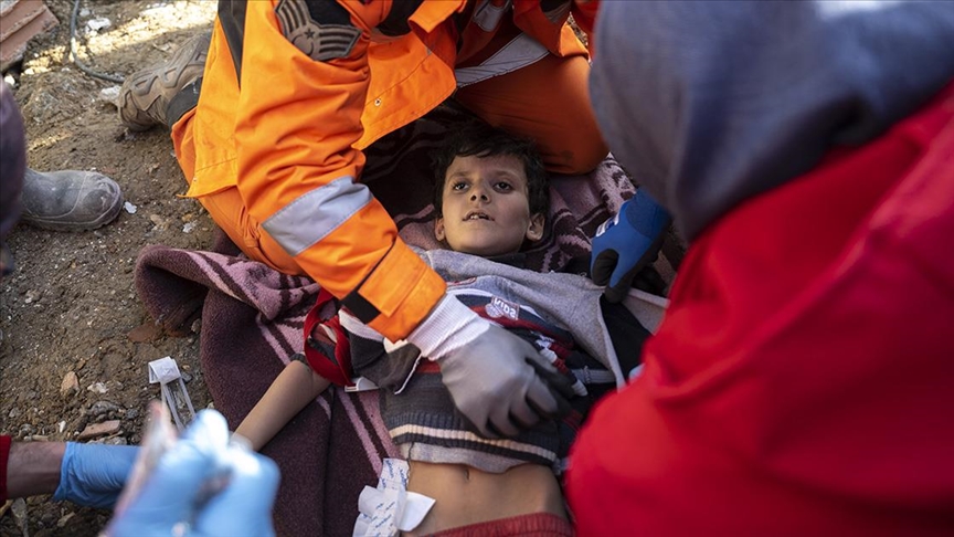 Hatay'da depremin 228. saatinde anne ve 2 çocuğu enkazdan sağ çıkarıldı