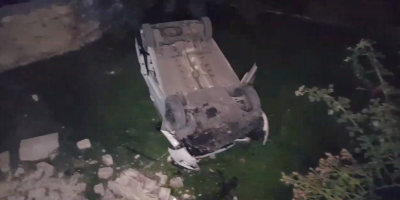 'Dur' İhtarına Uyulmayan Araçlardan Biri Cami Bahçesine Uçtu, Diğerinde 9 Göçmen Yakalandı