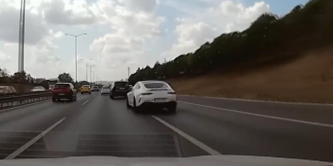 Küçükçekmece Tem Otoyolu'nda Yolu Paylaşamadı, Sopa Gösterdi