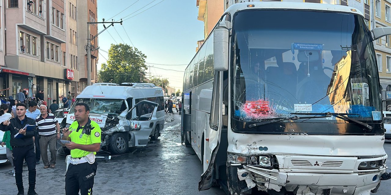 Kütahya'da Freni Boşalan Servis Otobüsü 4 Araca Çarptı: 3 Yaralı