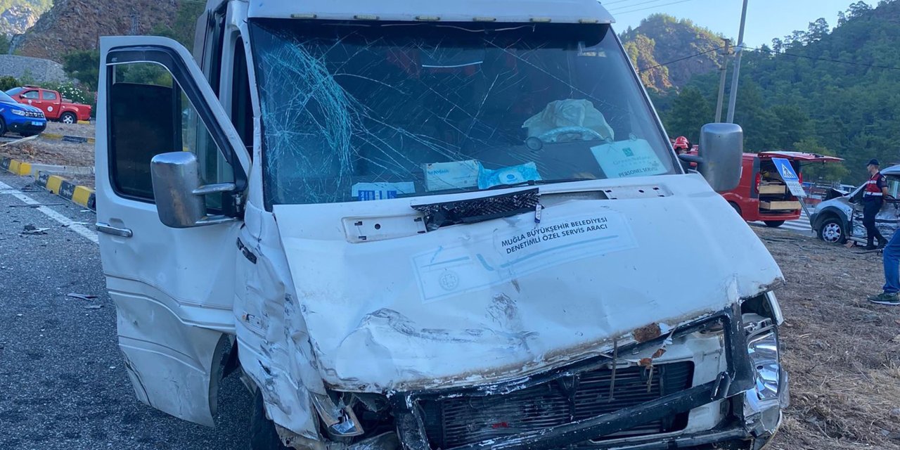 Marmaris'te Servis Minibüsü İle Kamyonet Çarpıştı; 1 Ölü, 7 Yaralı