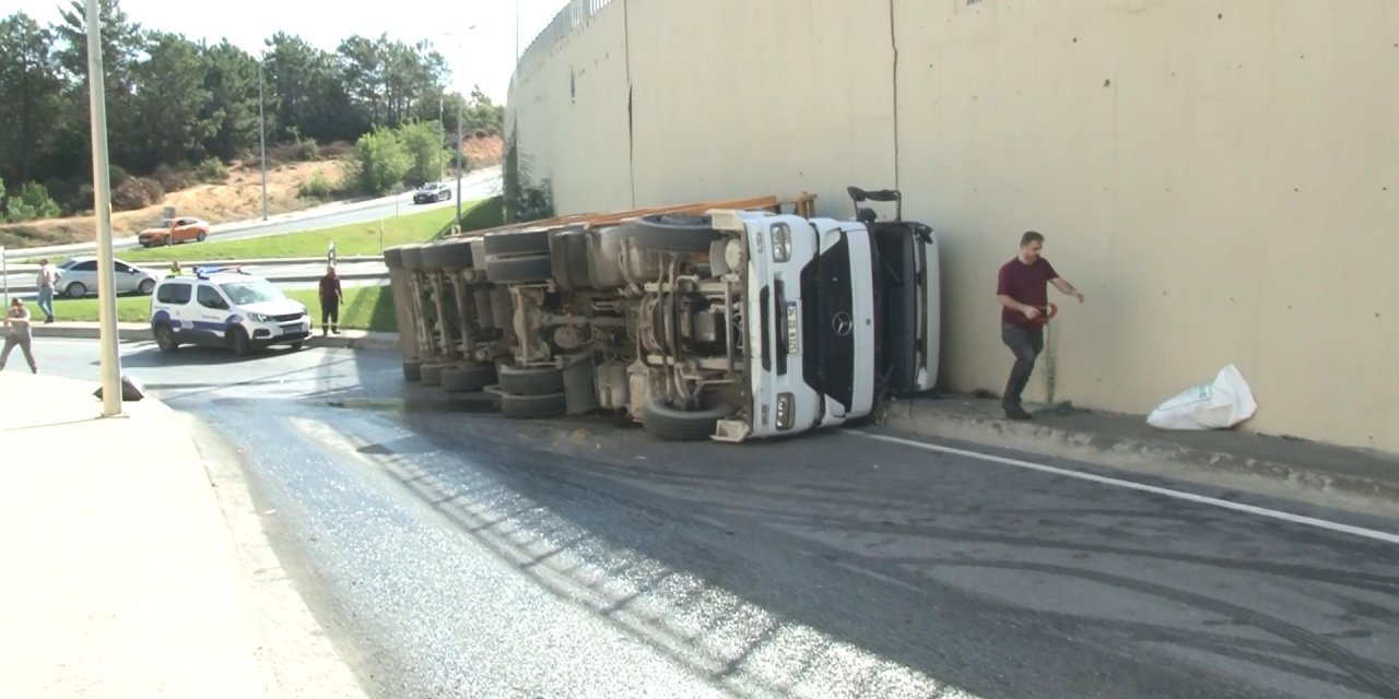 Arnavutköy'de Virajı Alamayan Kamyon Yan Yattı: 1 Yaralı