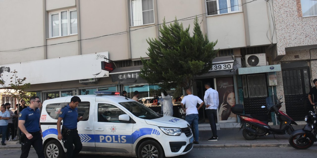 İzmir'de Silahlı Ve Maskeli Kuyumcu Soygunu Kamerada; 1 Yaralı