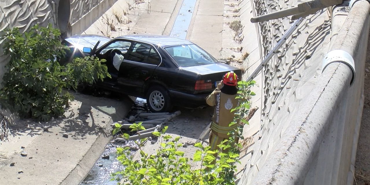 Sultanbeyli'de 17 Yaşındaki Sürücü Otomobiliyle Su Kanalına Uçtu