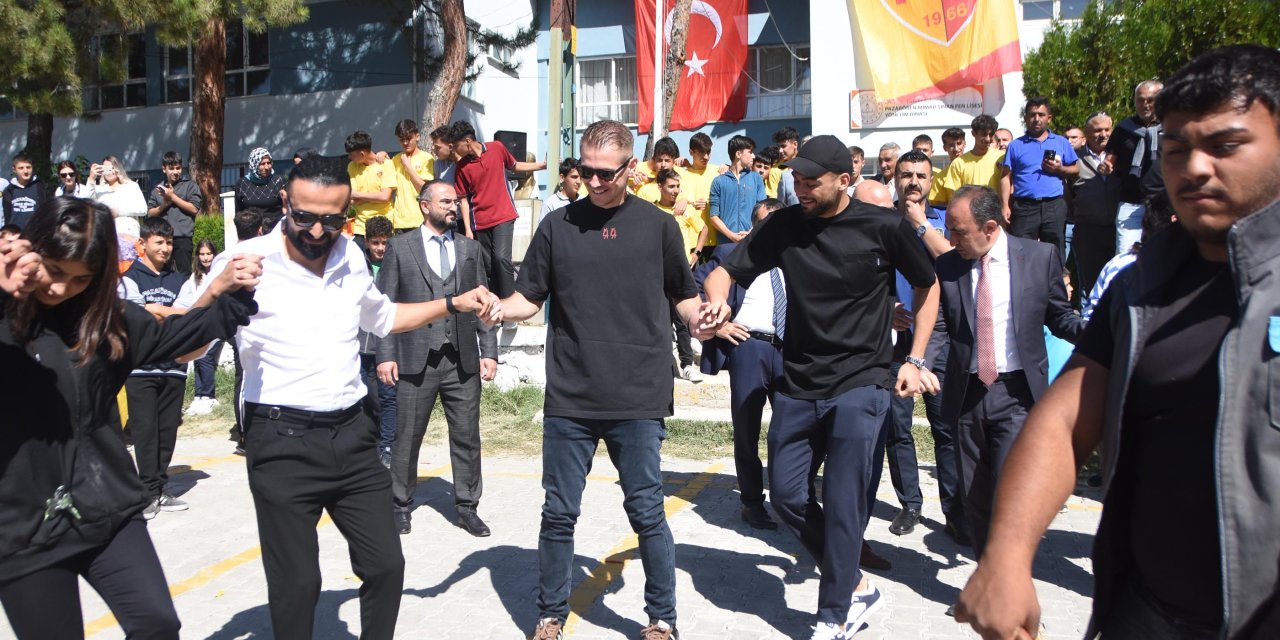 Kayserisporlu Futbolcular Öğrencilerle Halay Çekti