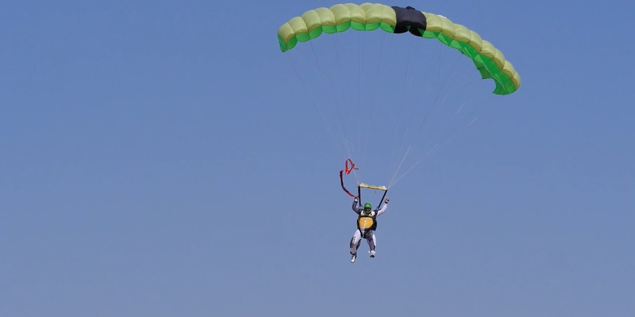 Eski Tüfek Paraşütçüler 8 Bin Metreden Atlayarak Jübile Yaptı