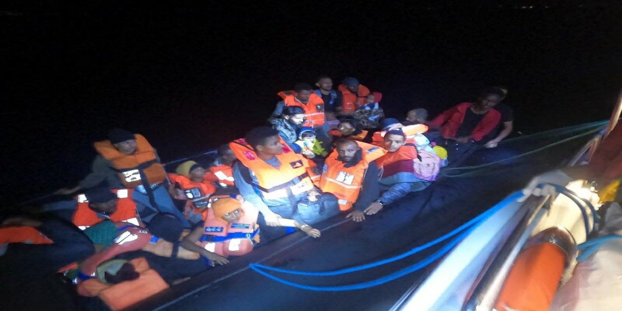 İzmir Açıklarında 150 Kaçak Göçmen Yakalandı