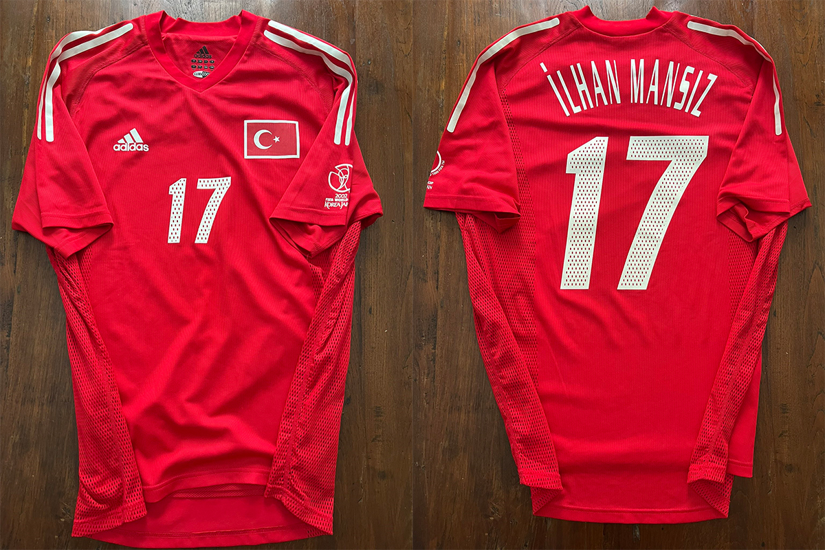 İlhan Mansız, Senegal maçında giydiği formayı depremzedeler için açık artırmaya çıkardı