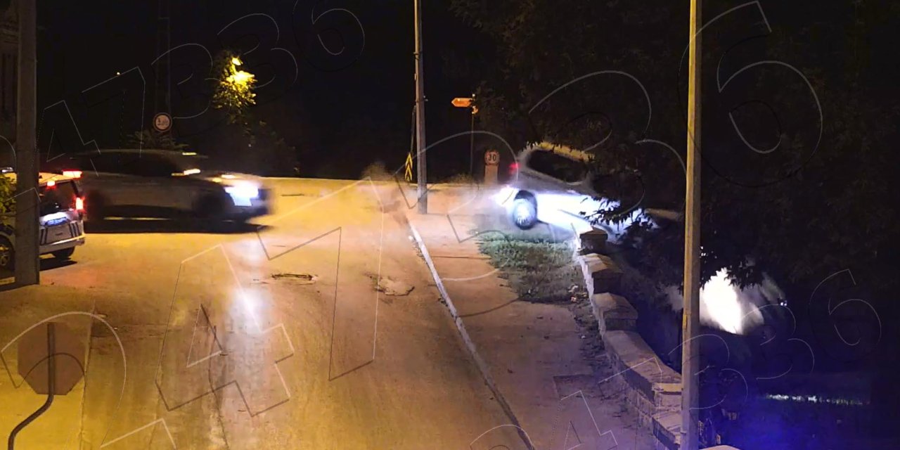 'Dur' İhtarına Uymayan Araçlardan Biri Cami Bahçesine Uçtu, Diğerinde 9 Göçmen Yakalandı (2)