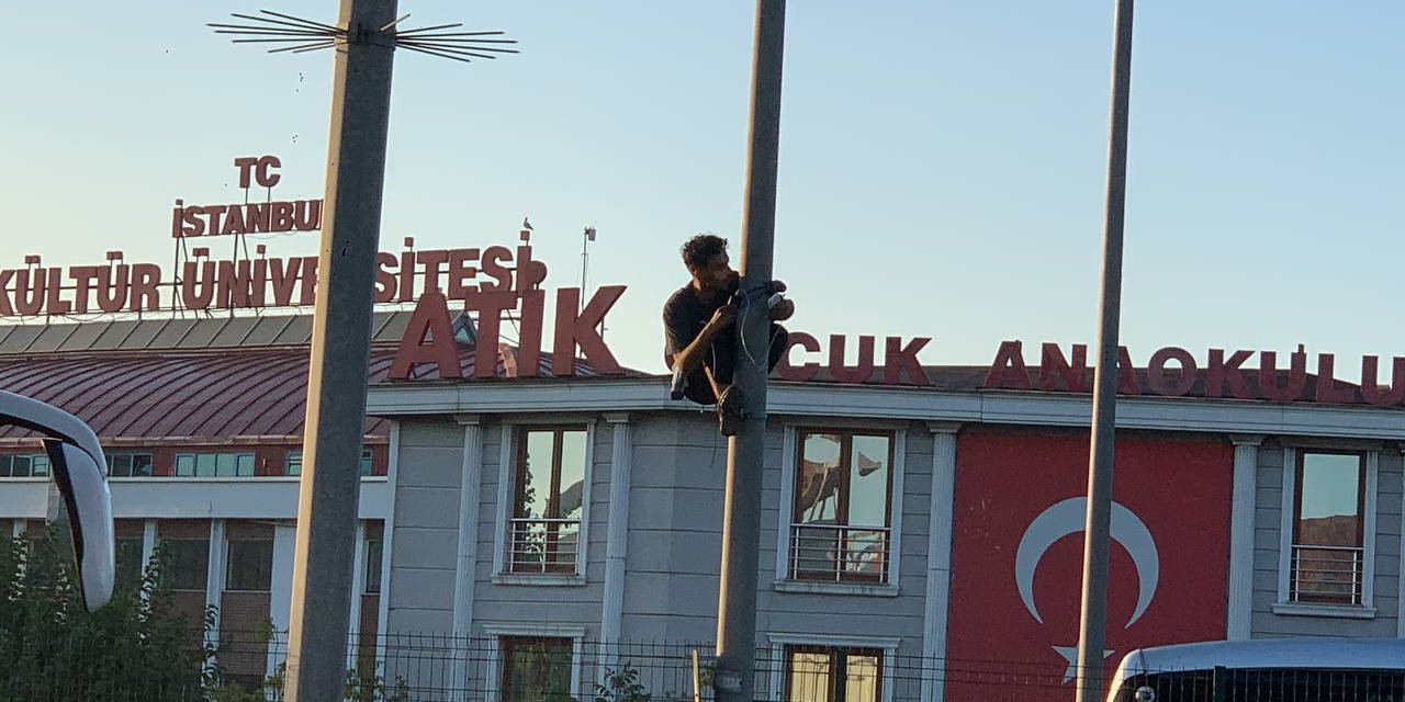 Bahçelievler'de E-5'te Aydınlatma Direğine Çıktı- 1