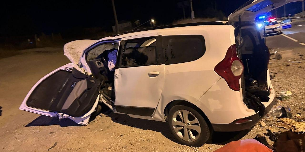 Otomobil Bente Çarptı: 2 Ölü, 2 Yaralı