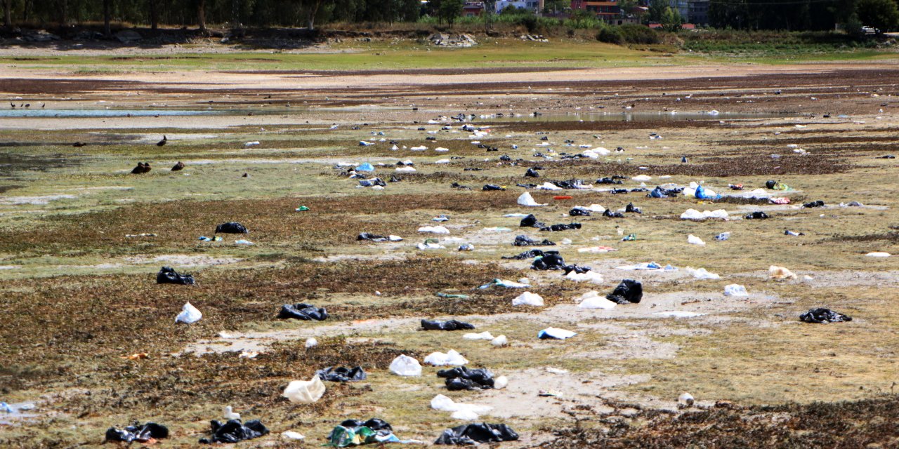 Suyu Çekilen Seyhan Baraj Gölü Kıyısında Piknikçi Kirliliği