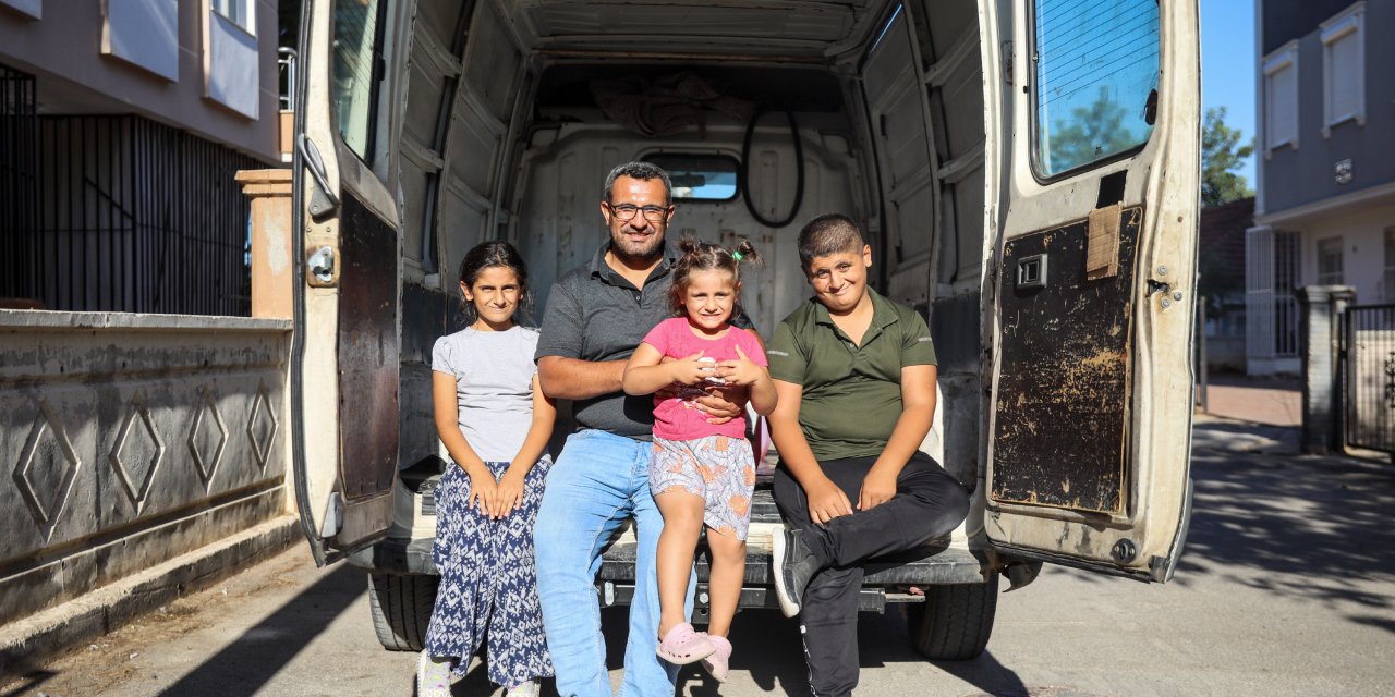 Otizmli Çocuklarını Bırakacak Yer Bulamayınca Her Yere Minibüsüyle Götürüyor