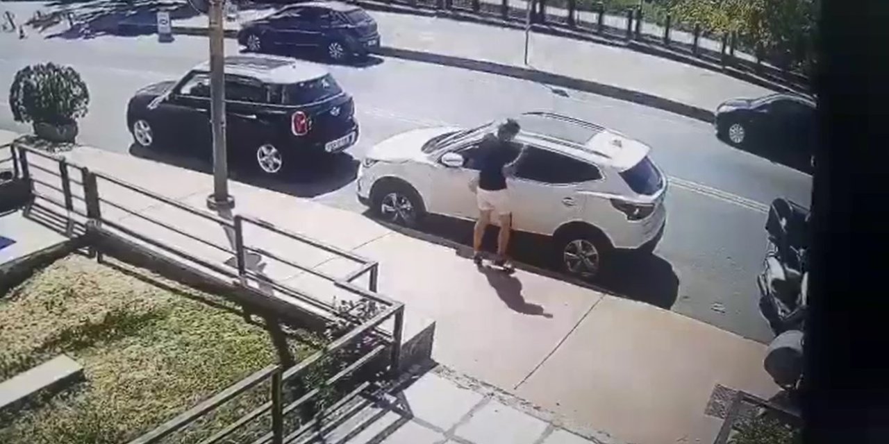 Park Halindeki Otomobillerin İçinde Bırakılan Eşyaları Çalan Şüpheliler Kamerada