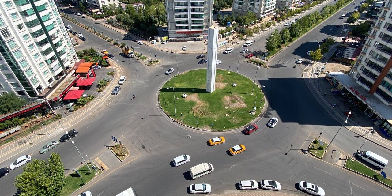 Ailelerin Çocuklarıyla Geçmek İstemediği Kavşak; 3 Ayda 3 Araç İş Yerlerine Girdi