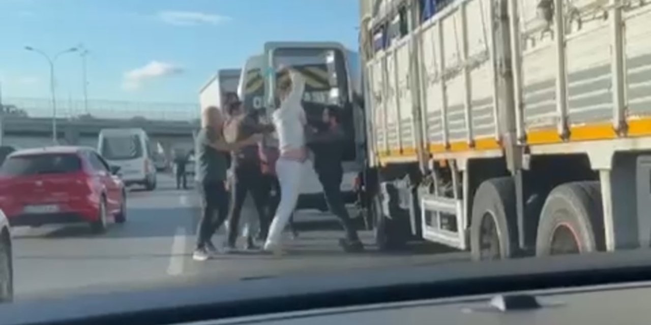 Pendik'te Minibüs Ve Tır Şoförünün Yol Kavgası Kamerada