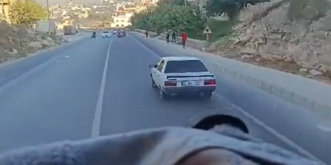 Devrilen Motosikletin Sürücüsü Otomobilin Altında Kalmaktan Kıl Payı Kurtuldu