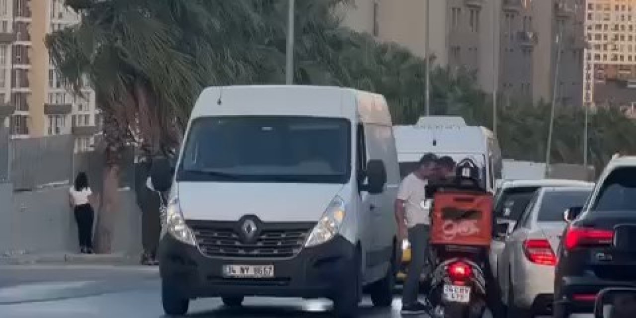 Esenyurt'ta Tekmeli Yumruklu Yol Kavgası Kamerada