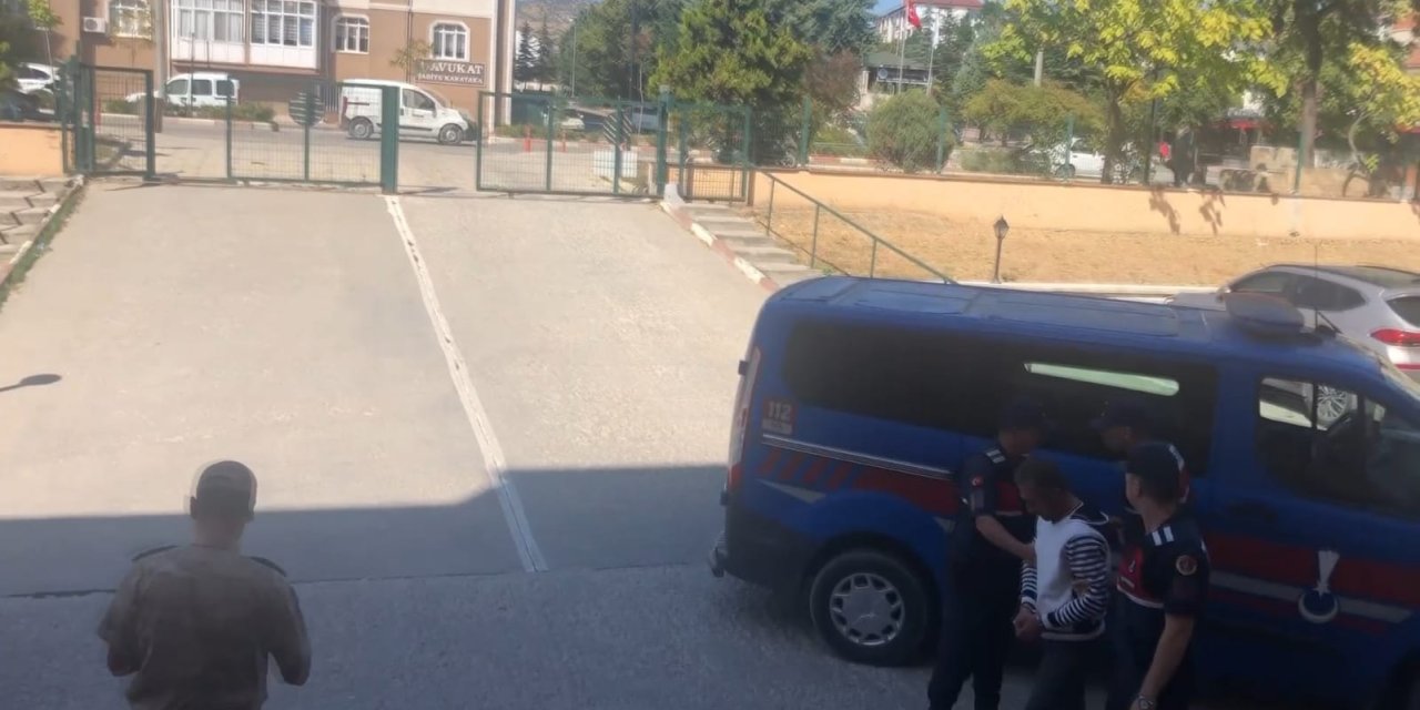 Taşla Öldürüp, Cesedi Koyduğu Otomobili Ateşe Veren Şüpheli Tutuklandı