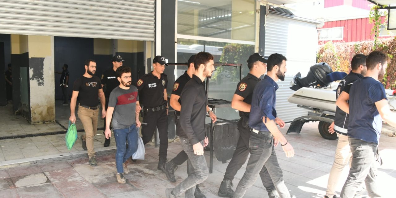 Zabıtanın Denetim Yaptığı Oto Yıkamacıda 31 Kaçak Göçmen Yakalandı