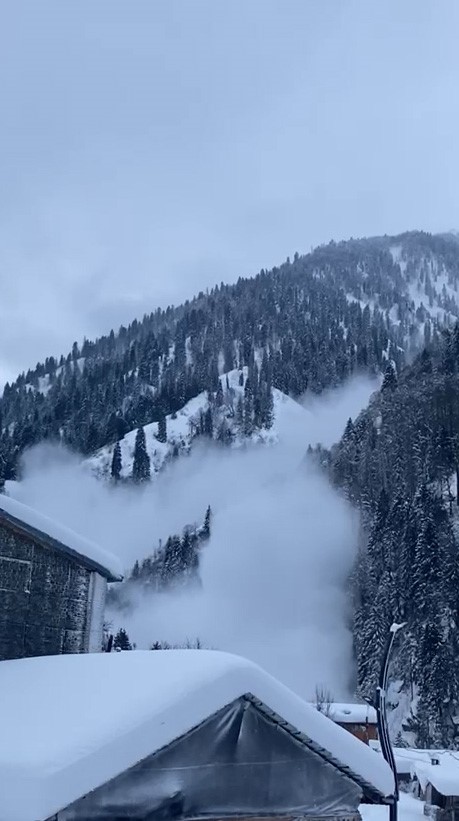 Rize'de çığ düşme anı cep telefonuyla görüntülendi