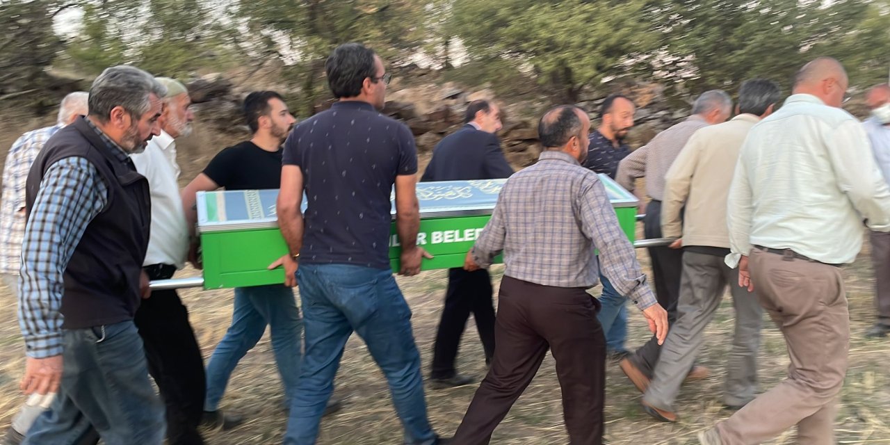 Yaktığı Anızda Alevlerin Arasına Düşüp Öldü