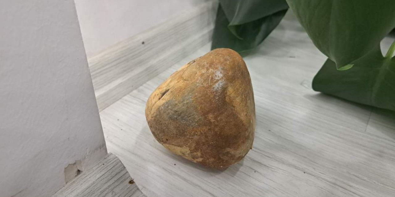 Ak Parti Binasına Taşlı Saldırıda Bulunan Şüpheli Kamerada