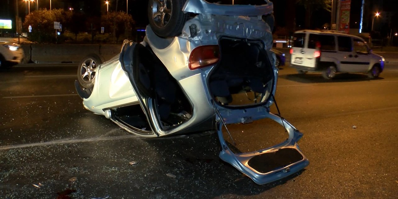 Kadıköy D-100'de, Kontrolden Çıkan Otomobil Bariyerlere Çarparak Takla Attı: 4 Yaralı