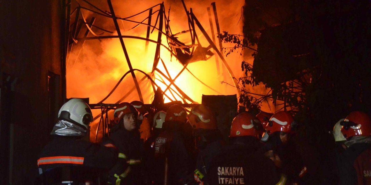 Fabrikada Çıkan Yangın, Bir Eve, Oto Lastik Dükkanı Ve Camiye Sıçradı