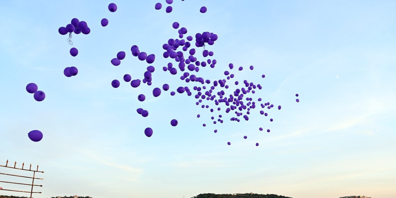 Dünya Alzheimer Günü’nde Gökyüzüne Mor Balonlar Bırakıldı