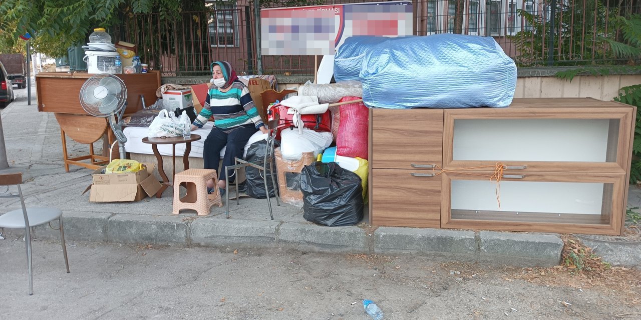 Anlaştığı Ev Başkasına Kiralanınca Eşyalarıyla Sokakta Kaldı