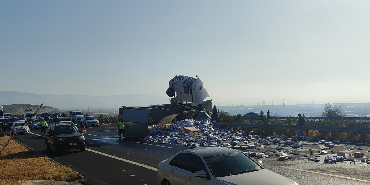 Devrilen Tır'daki 25 Ton Enerji İçeceği Yola Saçıldı