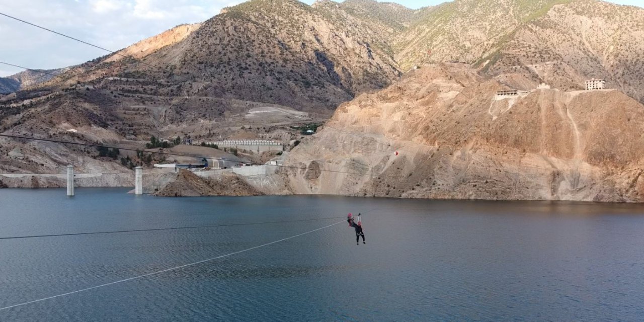 Belediye Başkanı Türkiye’nin En Yüksek Barajında Zipline Yaparken Mahsur Kaldı
