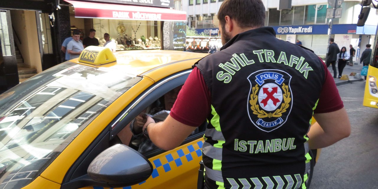 Kadıköy'de Ceza Yazıldıktan Sonra Aracını Yumruklayan Taksici:  İsyan Ediyorum, Parçalayacağım Bu Aracı