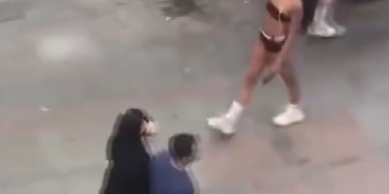 Kadıköy'de Mayoyla Gezen Manken 'Ahlak Ve Toplumsal Değerler' İle İlgili Kitap Okuma Şartıyla Serbest