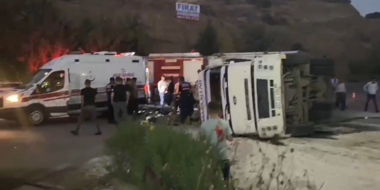 Elazığ'da Kontrolden Çıkan Kamyon Devrildi: 5 Yaralı
