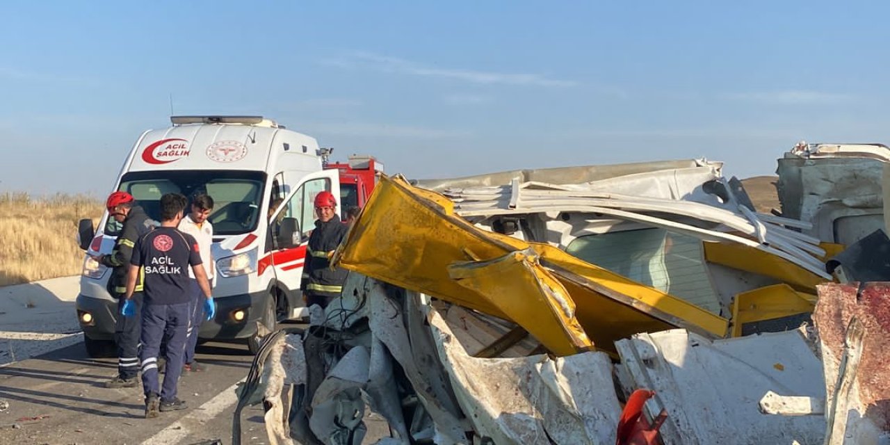 Kamyona Arkadan Çarpan Hafif Ticari Araçtaki 2 Kişi Öldü