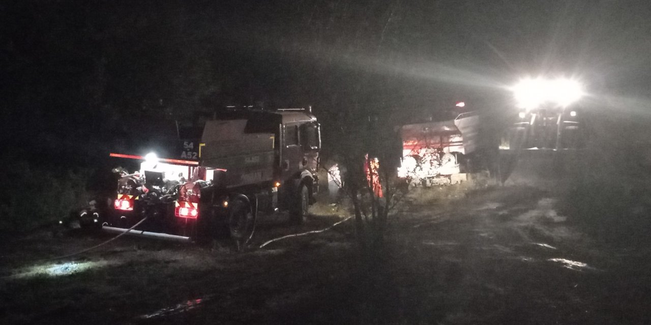 Tarlada Çıkan Yangında Dumanın Arasında Kalan Köpeği Ekipler Kurtardı