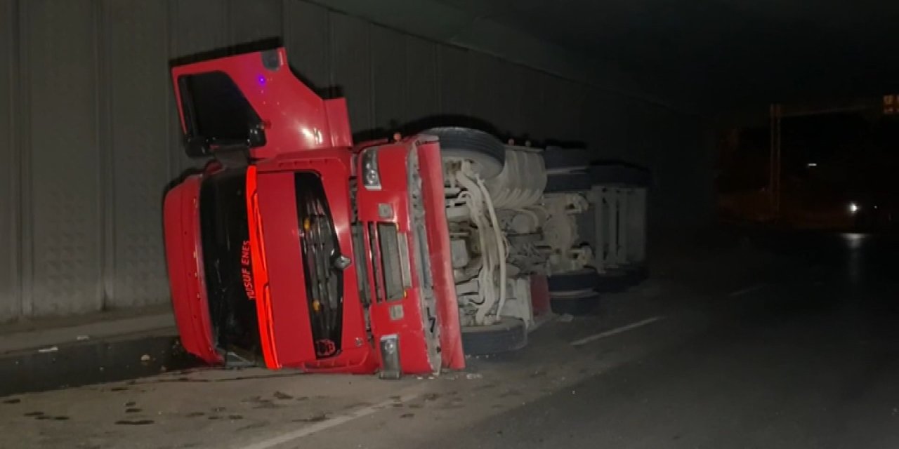 Pendik'te, Alkollü Sürücünün Kullandığı Hafriyat Kamyonu Yan Yattı: 1 Yaralı