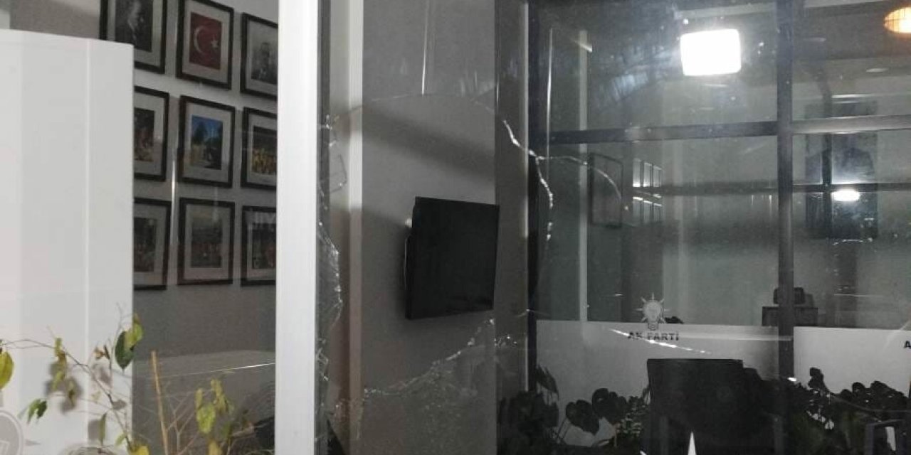 Ak Parti İl Başkanlığı Binasına Taşlı Saldırıda Bulunan Şüpheli, Adli Kontrolle Serbest