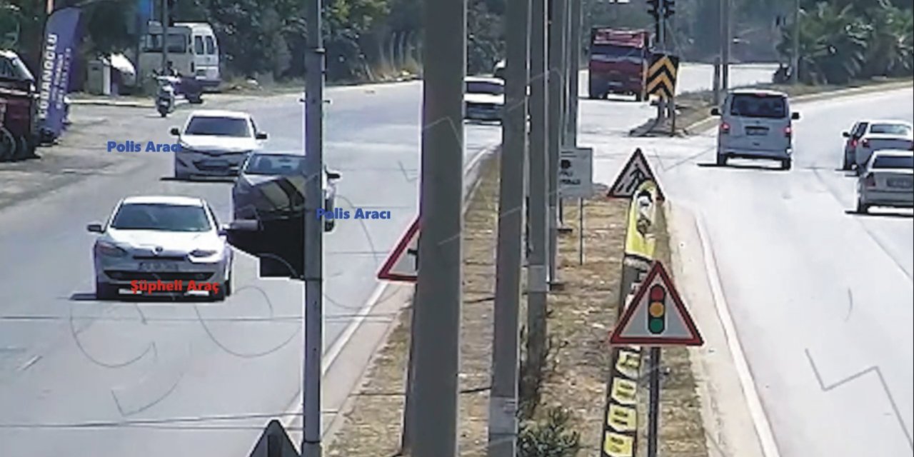 Sürücüsünün ‘Dur’ İhtarına Uymadığı Otomobilden 19 Kilo Esrar Çıktı