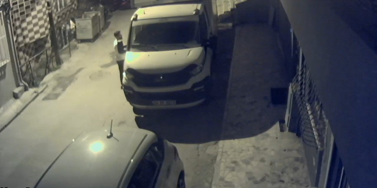 Şişli'de Park Halindeki Kamyonetten Hırsızlık Yapan Şüpheli Yakalandı