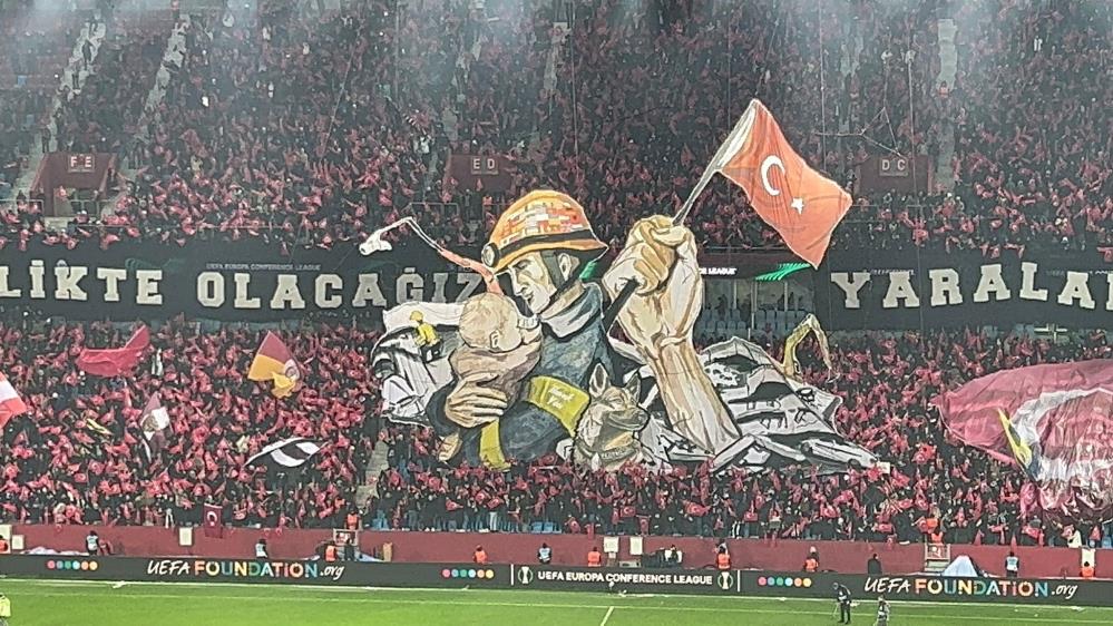 Trabzonsporlu taraftarların deprem koreografisi beğeni topladı