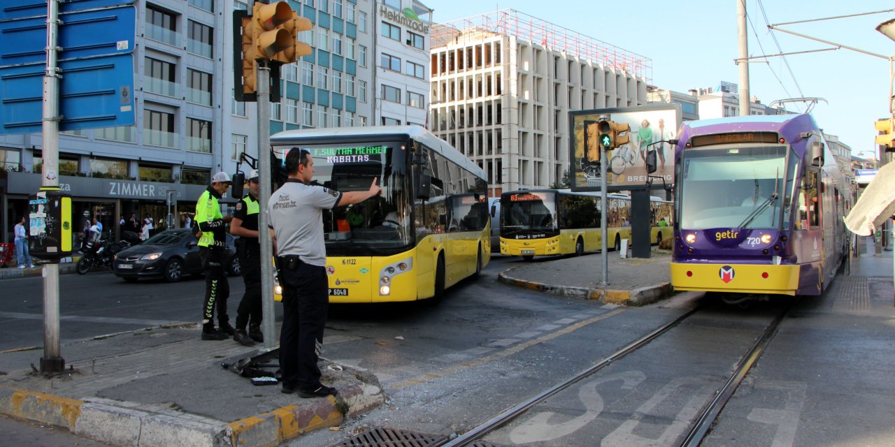 Geniş Haber // Beyoğlu'nda Otobüs Tramvaya Çarptı