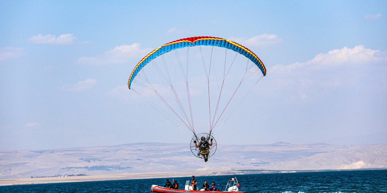 Van Gölü Sahilinde Yamaç Paraşütü Ve Paramotor Şampiyonası