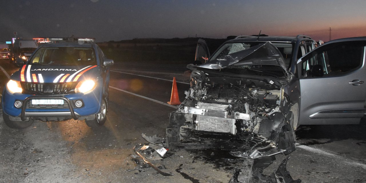 Sivas'ta Tır İle Hafif Ticari Araç Çapıştı: 5 Yaralı