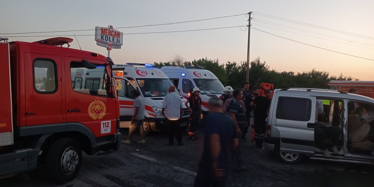Malatya'da Hafif Ticari Araç İle Cip Çarpıştı: 5 Yaralı
